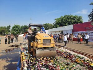 Polres Karawang Gelar Apel Pasukan Lilin Lodaya 2023 Dan Lakukan Pemusnahan Barang Bukti Narkotika Dan Miras