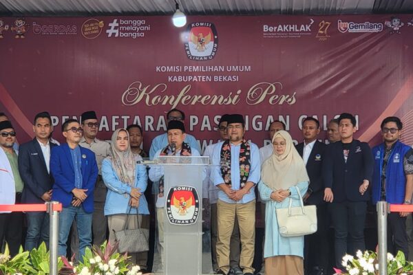 Pasangan Pertama Daftar Ke KPU Kabupaten Bekasi BN Holik - Faizal