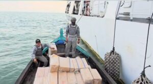 Bakamla RI Tangkap Kapal Kayu Bermuatan Rokok Ilegal 200 Ball di Perairan Tembilahan