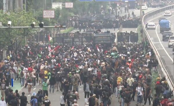 Demo Ricuh di Depan DPR RI, Polisi Tembakkan Gas Air Mata Bubarkan Massa