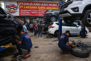 Dua Mekanik Handal Jadi Andalan, Bengkel Spesialis Kaki-Kaki Mobil di Bekasi Ramai Pelanggan